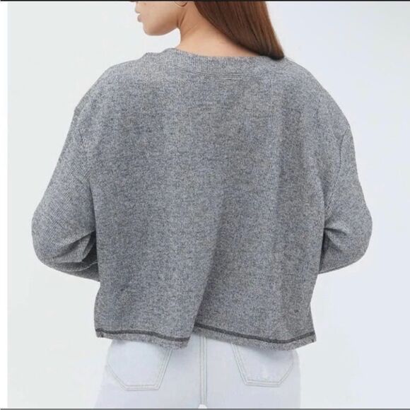 URBAN OUTFITTERS | Gray Oversized Cropped Clearwater Henley Top Women’s Size M - Picture 2 of 10